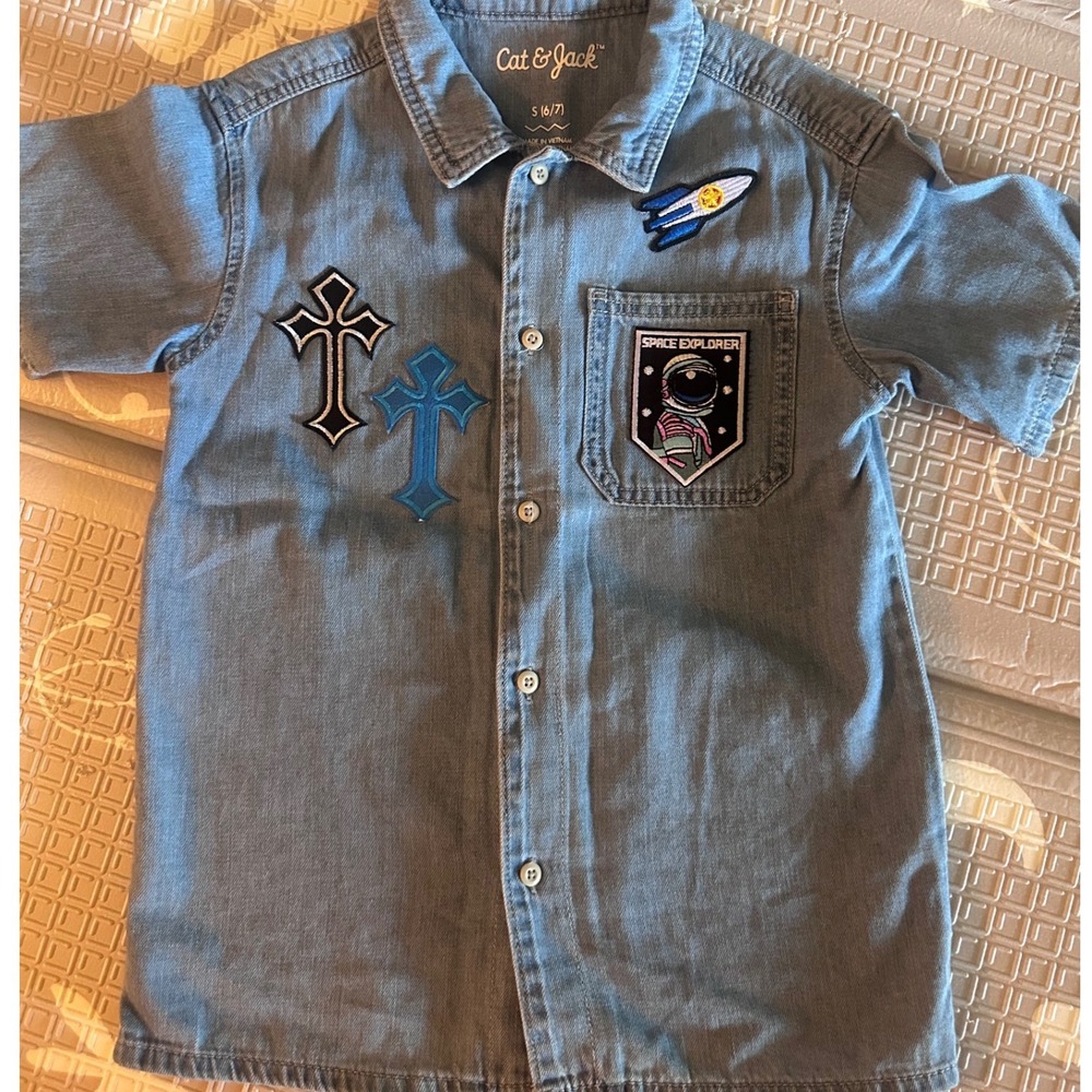 Cat & Jack Boys Denim Button  Shirt Light Wash Space Cross Patches Size S 6/7